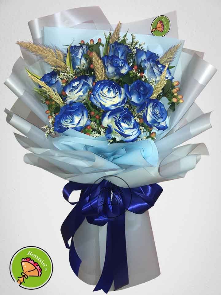 blue roses, blue rose bouquet, blue wrap, bennies flowers